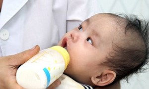 10 trường hợp tuyệt đối không được cho bé bú sữa mẹ