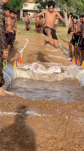 हाई जम्प 🔥😱#defence #defencelover #motivation #army #trending #dehlipolice #jump #physical #viral