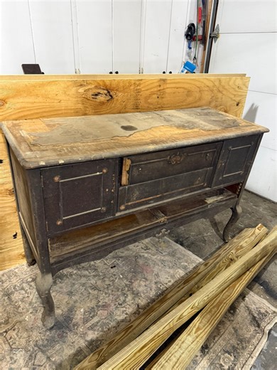 Who else loves a good barn find? It took lots of bleach, cleaning rat poop, veneer removal, veneer application and Paint Couture Paint to make this one happen but it’s so pretty now! | Meadows and Mortar by Tishia