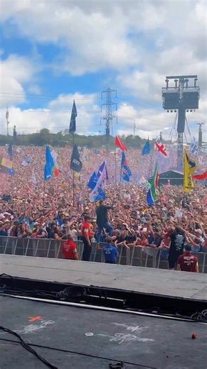 Happy birthday to ‘I Predict A Riot’ 🎈 21 today! How many times have you seen us play this live over the years? | Kaiser Chiefs