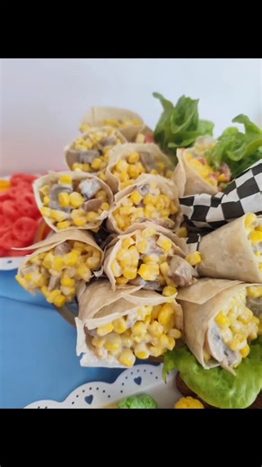 Banqueteria Premium Casera a domicilio. Santiago, chile 🇨🇱☺️ on Instagram: "Este fin de semana tuvimos el agrado de realizar banqueteria+ montaje para una niña que cumplió 2 añitos! 😍 Aquí dejamos registro de lo que fue nuestro día sábado ☺️ Trabajando con todo el amor casero que nos caracteriza en cada preparación 🥰 El pedido que seleccionaron fue Cumpleaños kids de 25-30 personas y constaba de: -Mini hamburguesas -Canapés de hummis de garbanzos y pasta de aceitunas -Mini fajitas vegetarian