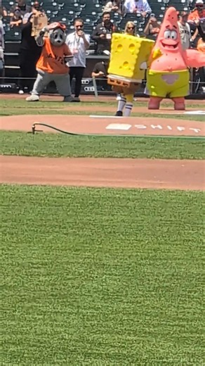 Sponge Bob throws first pitch at Oracle Park!