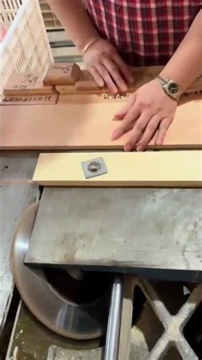 cutting thin wooden board using table saw machine