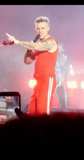 Robbie Williams – Let Me Entertain You | El himno de rock que conquistó el mundo