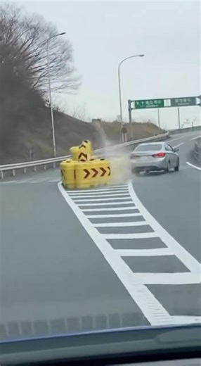 【実験】高速道路の「黄色い水タンク」に突っ込んだらどうなるのか？