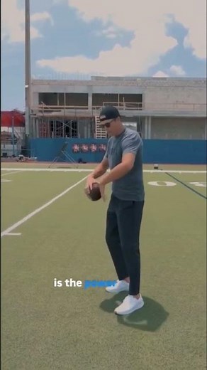 Tom Brady explains how true throwing power comes from using your legs the right way 🏈
