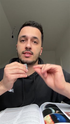 Der Arcus senilis ist ein grau-weißer Ring am Rand der Hornhaut (also der klaren Schicht vorne am Auge). Er entsteht durch Ablagerungen von Fettstoffen (v. a. Cholesterin und Lipiden) in der Hornhaut. Wichtig: ➡️ Der Arcus senilis ist schmerzlos, ➡️ beeinträchtigt das Sehen nicht ➡️ und ist bei älteren Menschen meist harmlos. Warum entsteht er? Mit zunehmendem Alter werden Fettstoffe leichter in der Hornhaut abgelagert Deshalb sieht man ihn häufig ab etwa 60 Jahren Wann ist er auffällig? Tritt d