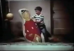 L'esperimento della bambola Bobo, una famosa ricerca sull'aggressività condotta nel 1961 da Albert Bandura, in cui si dimostrò che il comportamento aggressivo dei bambini può essere modellato, cioè appreso per imitazione. Nella ricerca c'erano tre gruppi di bambini in età prescolare: -nel primo gruppo inserì uno dei suoi collaboratori che si mostrò aggressivo nei confronti di un pupazzo gonfiabile chiamato Bobo. L'adulto picchiava il pupazzo con un martello gridando: «Picchialo sul naso!» e «Pum