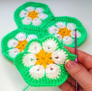 45K views · 451 reactions |  Super Easy Crochet daisy african flower for blanket or bag | Crochet&Knitting by marifu6a | Facebook