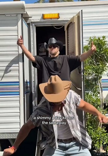 Tyler Cameron Teaches How to Shimmy