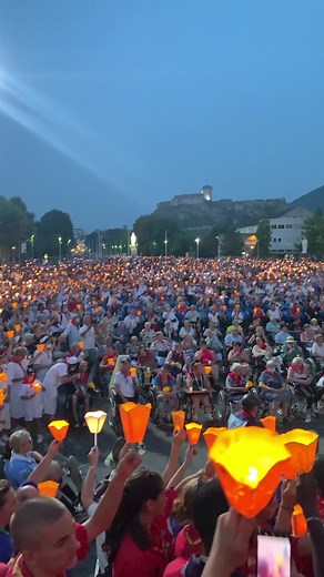 Magnifique procession mariale aux flambeaux pour célébrer tous ensemble ce jour de la dernière Apparition 🙏 | Sanctuaire Notre-Dame de Lourdes