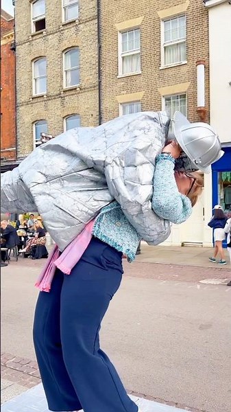 This time I took revenge on my naughty wife. #valentinethestatue #silvermanstatueofficial