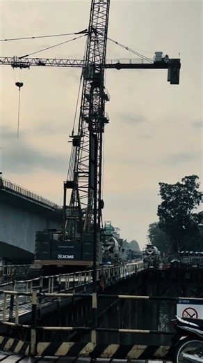 Construction of Segmental Box Girder & Continuos Box Girder 🚄 #civilengineering #civilengineer #constructionlife #construction #continousboxgirder #segmentalboxgirder #Bridge #BR54 #BR60 #BR66 #Ecrlproject #ECRL