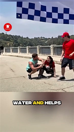 He Stopped Running to Help Her — True Sportsmanship! #kindness
