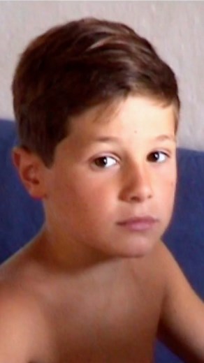 Vianney on Instagram: "Ce petit gars, c’est moi ⏳ Rdv ce VENDREDI MIDI pour le clip de ‘Maintenant’ en duo avec Renaud 🏴‍☠️🦊🎥"