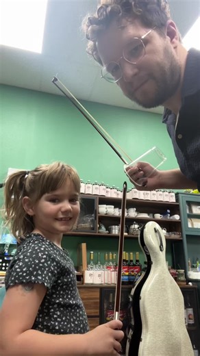 Here’s a fun game for your young cellists learning how to strengthen their bow hold! But make sure to spot so you don’t get dizzy. 😜 #cello #celloteacher #musiclessonsforkids #youngcellists