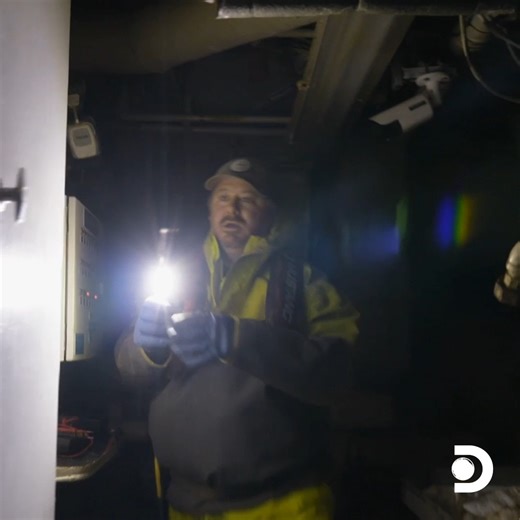 327K views · 3.6K reactions | Power goes out on The Wizard ⚡️ Watch a new #DeadliestCatch this Tuesday at 8p on Discovery! | Deadliest Catch | Facebook