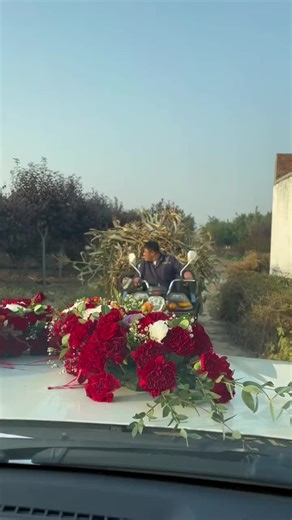 🇨🇳「礼让是社会文明的缩写。」 —— 爱默生 🇬🇧 „Courtesy is the epitome of social civilization.“ —— Ralph Waldo Emerson 🇨🇳 类似案例： 🇬🇧 Similar cases: 🇨🇳 狭窄山路上，满载货物的农用车司机发现迎亲车队后，主动倒车数百米寻找宽阔处避让，并鸣笛表示祝福。 🇬🇧 On a narrow mountain road, a farmer driving a loaded truck reversed hundreds of meters to find a spot to let a wedding convoy pass, honking in blessing. 🇨🇳 暴雨中，外卖小哥停下匆忙的脚步，主动下车为过马路的新人撑起雨伞遮挡雨水，这一幕感动了无数路人。 🇬🇧 In a rainstorm, a delivery rider stopped and used his umbrella to shelter a couple crossing the s