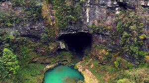 Guizhou Province in southwestern China is known for its karst landforms. And there are few experiences more unique than exploring the bizarre twists and turns of Shuanghe Caves in winter! | CGTN