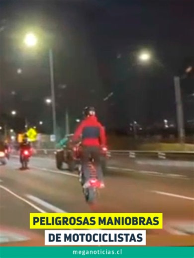 🔴 Un registro enviado al WhatsApp de Denuncias de Meganoticias captó una serie de peligrosas maniobras protagonizadas por un grupo de motociclistas durante la noche en la autopista Vespucio, en la Región Metropolitana. 🏍️ Las imágenes muestran acrobacias y conductas temerarias a alta velocidad, poniendo en riesgo tanto su integridad como la de otros conductores que transitaban por la vía.