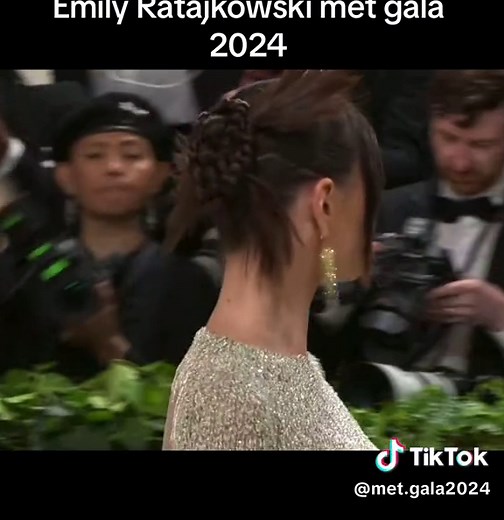 Emily Ratajkowski en el Met Gala 2024: Estilo y Glamour