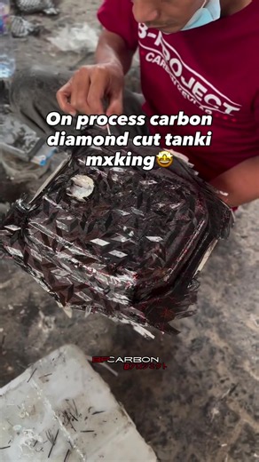 On process carbon diamond cut tanki mxking🤩 Yang mau custom carbon bisa langsung DM Minat? Link di BIO #mxking #bproject01 #carbon #carbonkevlar #carbonfiber