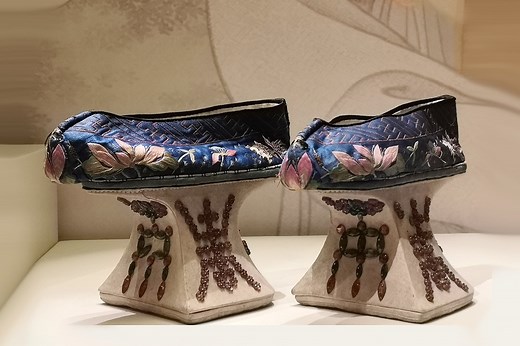 沈阳故宫博物院典藏珍宝：清宫绣花绸缎面花盆鞋