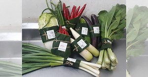 Viral: Bali supermarket switches from plastic to eco-friendly banana leaves to wrap fresh produce | Coconuts
