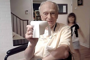 Kangaroo Cup, une tasse pour les malades de Parkinson inventée par une collégienne de 11 ans