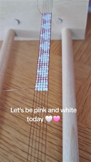 February is getting closer, let's do a heart pattern again! #bracelet #loombeading #valentinesday