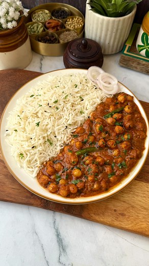 Neha🌻Anshu on Instagram: "Dahi Wale Chole Recipe😍 Save it to try later❤️ This dahi chole recipe is a keeper. Comes together really quick and tastes absolutely delicious.!❤️ #foodiesfood_court #chole #dahichole #cholebhature #cholerecipe #streetfood #easyrecipes #uniquerecipes #indianrecipes #cholemasala #cholekulcha #trending #paneerrecipes #explorepage #viralvideos #indianstreetfood #cholemasala #dahiwalechole #lunchideas #indianfood #ramadan"