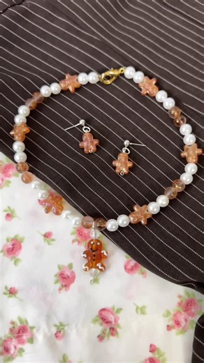 Megan Weller 🤍 Art, Crafts + DIYs on Instagram: "Comment SHOP below to receive a DM with the link to this post on my LTK ⬇ https://liketk.it/5FYEs since the Stanley cup trend is kinda over I thought I’d reuse the beads from my diy Stanley Christmas decorations from last year 💀 don’t get me wrong I still use mine all the time (love the @loveshackfancy print ofc) but let’s be real the necklace is way cuter 🎀🤎 🤎 outfit: @shopcider (code: WELLERMEGS15) 🤎 setting powder bag charm: @flowerknows_