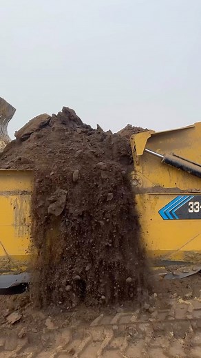 Aaron Witt on Instagram: "@mobiletracksolutions prototype tractor—two tracks in the front, eight wheels in the back. — Why? The theory is to give the tractor the best of both worlds… The lower ground pressure of tracks with the lower operating cost of tires. — The design for the eight rear tires is similar to a grader, while the front half of the tractor is a standard MTS quad track. — Will they ever manufacture it? Who knows, but they’re learning a lot regardless. — Experimentation used to be c