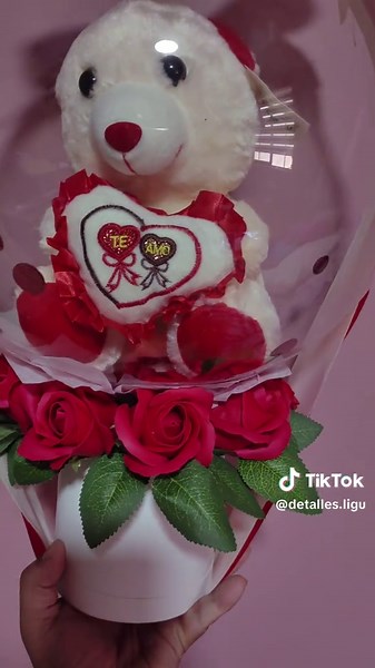 Arreglo Creativo con Rosas de Jabón y Peluche