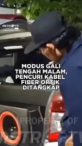Tim Intel Komando Resor Militer Mojokerto menangkap 5 orang terduga sindikat pencurian kabel fiber optik bawah tanah pada Jumat (13/6) malam. Kelima terduga pelaku tertangkap basah petugas saat melakukan penggalian kabel jaringan Telkom di Jalan Raya Desa Sajen, Kecamatan Pacet, Kabupaten Mojokerto. #Mojokerto #TimIntel #KabelFiberOptik #MetroTV | Metro TV
