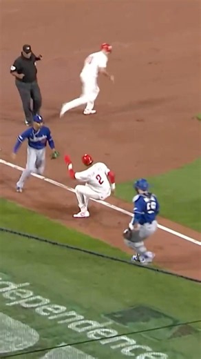 JT Realmuto has a blunder on the base paths and the Dodgers get a double play to beat the Phillies🤯