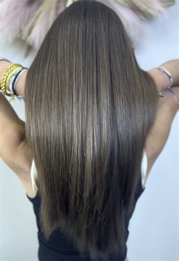 Hacemos repasito de puntas 💇‍♀️y tratamiento 🧖‍♀️K2.0 Recover que restaura en profundidad los puentes moleculares dañados de la fibra capilar. Tratamiento para cabellos dañados por servicios técnicos, por la polución o aplicación de planchas y secadores. Repara desde el interior incrementando la resistencia a la rotura. Ácido hialurónico Premium hidrata y fortalece la cutícula creando sensación de cuerpo y vigor. SV Saray Valdivia Beauty Hair Studio 📲602460304 #hidratacioncabello #reparación 