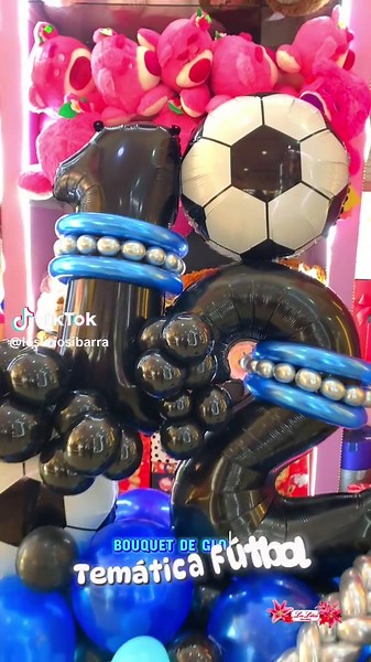 🎈✨ Un detalle que eleva cualquier momento ✨🎈 Hermoso bouquet de globos temática de Futbol ⚽️😍 Perfecto para sorprender, celebrar y llenar de alegría a esa persona que tanto quieres 🥰 Haz que cada ocasión sea inolvidable con un detalle único y lleno de magia 🎁💫 Puedes visitar nuestras redes sociales. 📞💻Contactos: Pag web: www.losliriosibarra.com Facebook: Floristería Los Lirios Instagram: Floristería_Los_Lirios1 WhatsApp: 0992115809