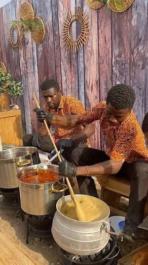 321K views · 8K reactions | Food is Readyyyyy Never a dull moment @ritz.events @cuiti_kill @decorbyrella @sorce_photography @nsroma_accessories @nannies_local_bar @ask_mua @shuga_themc #catering#tradlookbook#ghanafood#ghanawedding#weddingsinghana#ghanawedey#chefs#welovegha | Hanwils cakesnfood | Facebook