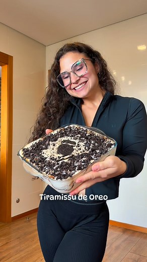 Tiramissu De Oreo 🌼 Bora fazer? 🥰 Só precisas de: • Separar as gemas das claras de 5 ovos • Envolver nas gemas: 250g de queijo mascarpone e 150g de açúcar • Batemos as claras em castelo e juntamos ao preparado anterior • Entretanto colocamos tudo por camadas • Bolacha @oreo_portugal com recheio de Tiramissu embebida em café forte • Creme • Cacau em pó • Bolacha • Creme E depois é só decorar a gosto 👌🏽 Levei ao frigorífico e em 2 horas está pronto a servir 🫶🏻 O que é que vocês acharam? ❤️ |