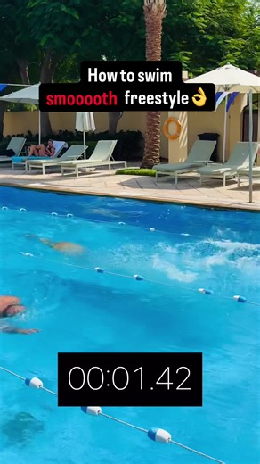 Swimming fast doesn’t start with trying harder, it starts with swimming smoother. This 50m freestyle is a great example of what efficient speed actually looks like: calm, controlled, and quiet in the water. Here’s what you’re seeing, broken down step by step: 1. Relaxed stroke Tension is drag. Tight shoulders, clenched hands, and forced movements slow you down. The goal is relaxed power, loose enough to move freely, connected enough to apply force in the right direction. 2. Rhythmic breathing Br