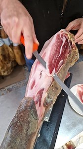 13K views · 63 reactions | De nuevo disponible. Jamón de Higuera la Real (Badajoz) de 6 a 7 kg por 110 euros ➡️ https://tinyurl.com/a8dktt69  Envío a domicilio gratuito y pago contra reembolso. #PEDIDOS ➡️ Envíenos un mensaje privado con su teléfono y dirección o Llamar al teléfono 645 82 60 09 o WhatsAPP 645 82 60 09. Ofertas válidas hasta finalización de existencias. #españa #sevilla #andalucia #jamon #jamoniberico | Abacería Marisquería Santa Marta | Facebook
