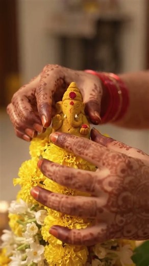 Placing Turmeric Gauramma💛🙏 #Shorts #GaurammaMaking #BathukammaCraft #SacredRitual #DevotionalShorts