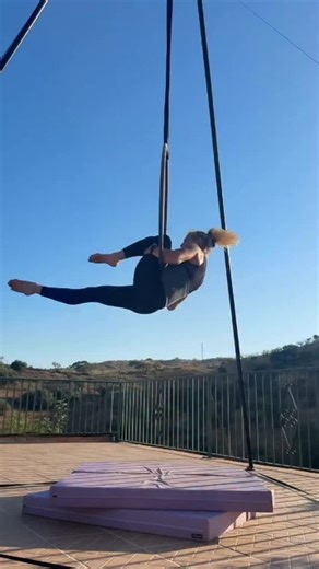 🎀HOW TO DO THE SINGLE LEG BARREL ROLL🎀 This is one of the rolls that many of my students want to learn so I am so excited to give you all of my advice!! If you would like to get more input, I will soon be available for 1:1 coaching🤭✨🫶 #aerialhoop #aerialist #aerialhooptricks #circuslife #aerialfitness | Karinodermattcoach