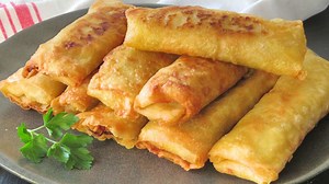Receta escrita paso a paso en este link http://www.annarecetasfaciles.com/2019/02/rollitos-de-primavera-con-masa-casera-receta-muy-facil-paso-a-paso.html Te muestro cómo hacer rollitos de primavera desde 0. La masa es muy fácil y te quedarán buenísimos. Ingredientes para 12 rollitos: Para la masa 250 ml de agua (1 taza) 125 g de harina (1 taza) Un pellizco de sal Maicena Para los rollitos Hojas de harina o 5 hojas de masa filo 200 g de carne picada de cerdo 2 zanahorias 1 cebolla tierna 200 g de