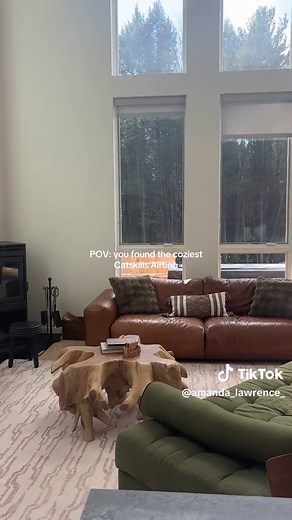 The cutest Catskills home for the perfect winter weekend 🏔️❄️🍷 #catskills #wintergetaway #upstateny