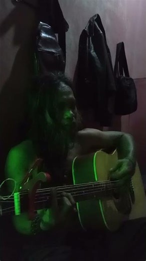 bermain gitar