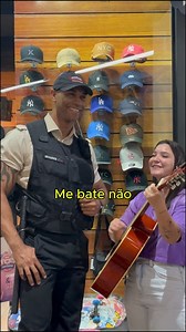 1.7M views · 10K reactions | Tomei um enquadro enquanto cantava, mas consegui me livrar! Olha a reação do guarda! | A Mala Canta | Facebook