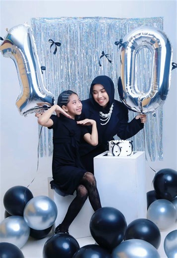 Birthday w/ family 🖤 Welcome to age 10! Let the fun begin🍭 Info chat admin wa #lightscriptstudio #studiofotobandung #fotostudiobandung #fotobirthday #birthdaystudio