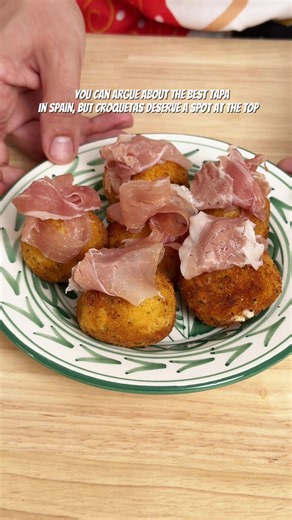 One of Spain’s most iconic tapas… or the best tapa. This is how I make mine… Croquetas de pollo y jamón crispy outside, ridiculously creamy inside. And if you use Ibérico ham… 10x better. 🤤 #Croquetas #SpanishFood #SpanishTapas #tapas #spain